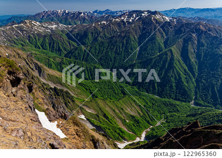谷川岳・オキの耳から見る朝日岳・巻機山と越後三山 122965360
