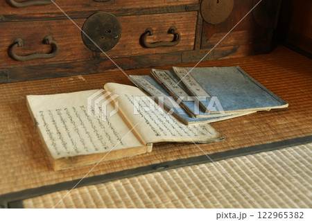 古文書3冊並び 122965382