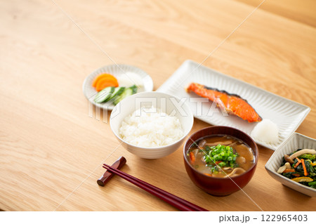 焼き鮭が並ぶ和食の朝ごはん 122965403
