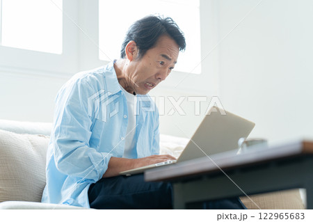 暗号資産の下落に恐怖する50代個人投資家 122965683