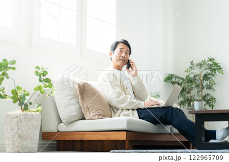 ノートパソコンを見る50代個人投資家 122965709
