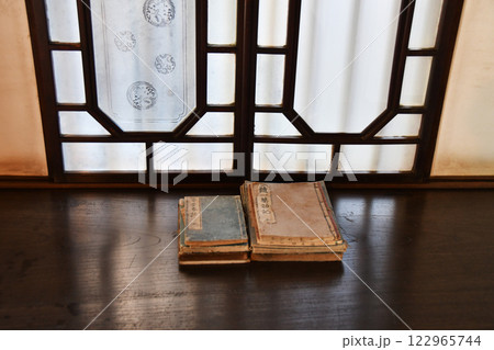 古文書の束窓側 122965744