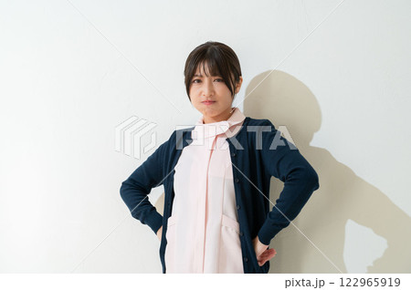 白背景で怒る日本人女性 白背景で怒る日本人女性 122965919