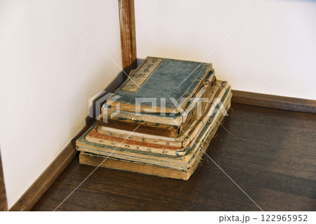 古文書の束_斜め上 古文書の束_斜め上 122965952