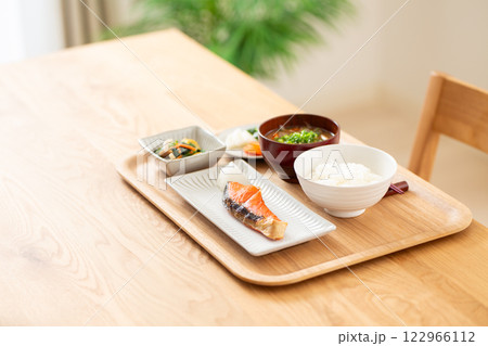 焼き鮭が並ぶ和食の朝ごはん 122966112