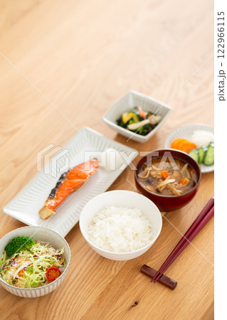 焼き鮭が並ぶ和食の朝ごはん 122966115