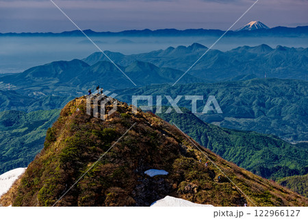 谷川岳・オキの耳から見るトマの耳と富士山遠望 谷川岳・オキの耳から見るトマの耳と富士山遠望 122966127