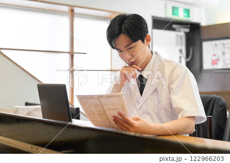 確定申告に悩む和食の料理人 確定申告に悩む和食の料理人 122966203