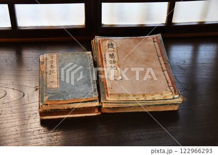 古文書の束窓側アップ 古文書の束窓側アップ 122966293