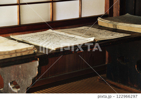 古文書テーブル04 122966297