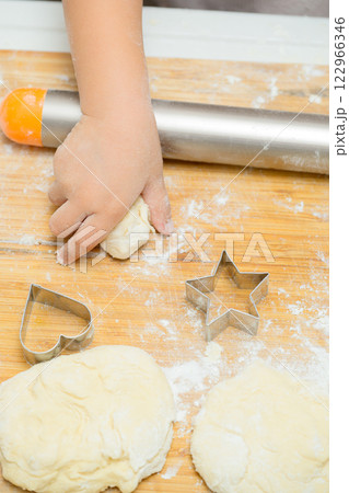 自宅でクッキーを作る女の子 122966346