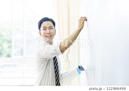 先生　教師　授業　黒板　笑顔　男性 122966499