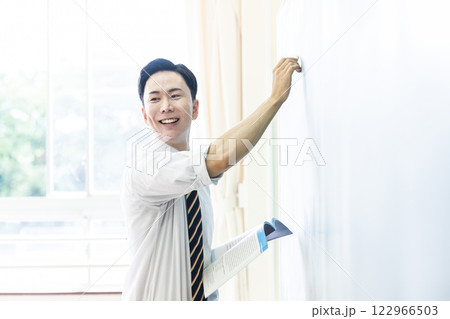 先生　教師　授業　黒板　笑顔　男性 122966503