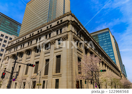 東京　中央区　日本橋室町の都市風景　三井本館と満開の桜 122966568