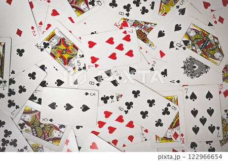 ランダムに散らばったトランプ 122966654