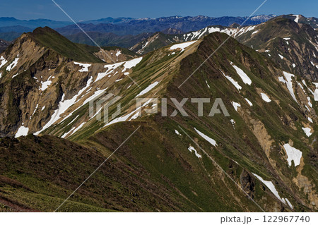 谷川岳・オキの耳から見る初夏の上越国境稜線 谷川岳・オキの耳から見る初夏の上越国境稜線 122967740