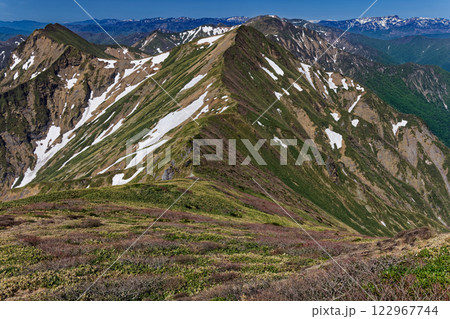 谷川岳・肩の小屋から見る残雪の上越国境稜線と苗場山 谷川岳・肩の小屋から見る残雪の上越国境稜線と苗場山 122967744
