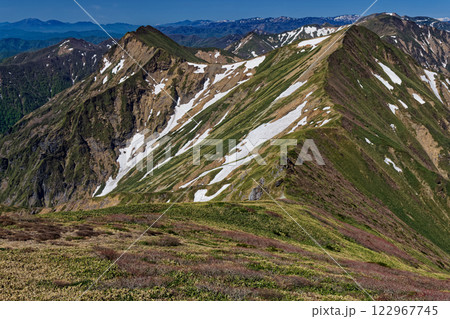 谷川岳・肩の小屋から見る残雪の上越国境稜線 谷川岳・肩の小屋から見る残雪の上越国境稜線 122967745
