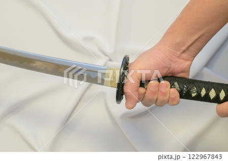 模造刀を構える男性の腕 模造刀を構える男性の腕 122967843