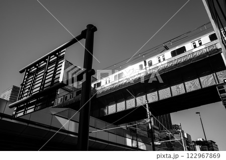 秋葉原駅周辺の鉄道橋梁と首都高速 2025.01　モノクロ 122967869