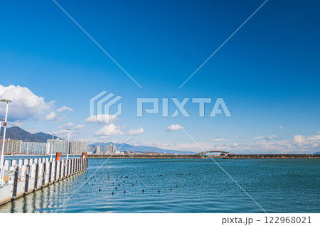 冬の琵琶湖大津港風景 122968021