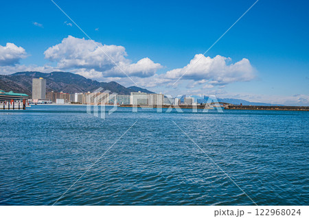 冬の琵琶湖　大津港からの景観 122968024