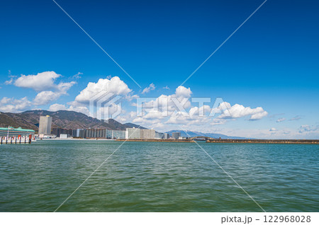 冬の琵琶湖　大津港からの景観 122968028