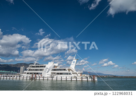 琵琶湖大津港に停泊中の観光船ビアンカ 122968031