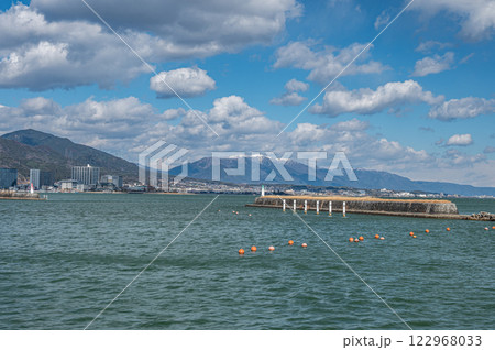 冬の琵琶湖 大津港からの景観 冬の琵琶湖 大津港からの景観 122968033