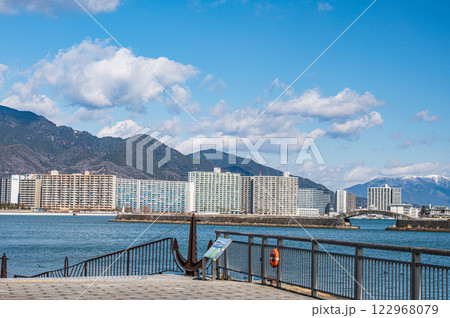 冬の琵琶湖　大津港からの景観 122968079