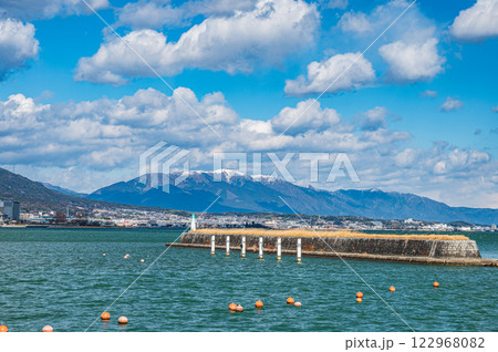 冬の琵琶湖　大津港からの景観 122968082