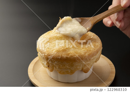 パイシチュー　パイ包みシチューをスプーンで持ち上げる 122968310