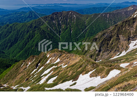 谷川連峰縦走路から見る残雪の中ゴー尾根と富士山遠望 122968400
