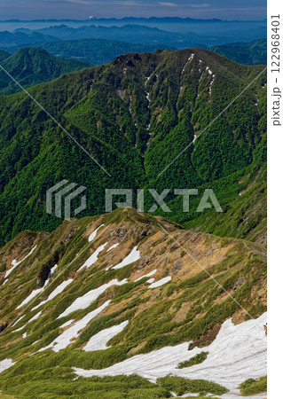 谷川連峰縦走路から見る残雪の中ゴー尾根と富士山遠望 谷川連峰縦走路から見る残雪の中ゴー尾根と富士山遠望 122968401