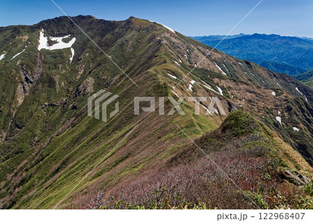 初夏の谷川連峰縦走路から見る谷川岳山頂と上州武尊山・日光白根山の眺め 122968407