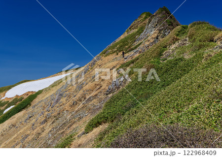 初夏の谷川連峰縦走路を行く登山者とオジカ沢ノ頭 122968409