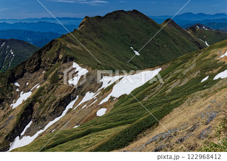 初夏の谷川連峰・オジカ沢ノ頭から見る川棚山稜と富士山・浅間山の眺め 122968412