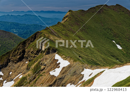 初夏の谷川連峰・オジカ沢ノ頭から見る川棚山稜と富士山遠望 122968413