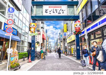 東京都品川区の都市風景　戸越銀座駅　戸越銀座商店街 122968484