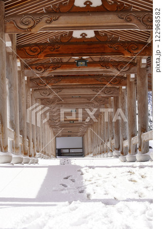 雪景色が美しい但馬大仏長楽寺 122968582