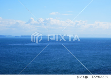 淡路島の洲本市から見る紀淡海峡に浮かぶ友ヶ島と海苔の筏【2月】 122968589