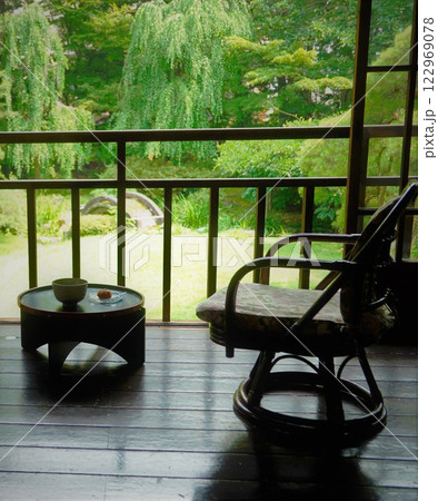 緑に包まれた喫茶の風景 緑に包まれた喫茶の風景 122969078