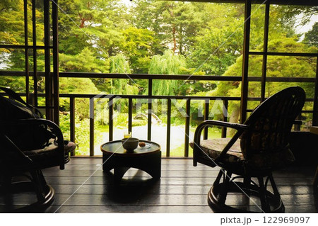 緑に包まれた喫茶の風景 122969097