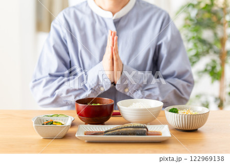 和食の朝食を食べるミドル女性 122969138