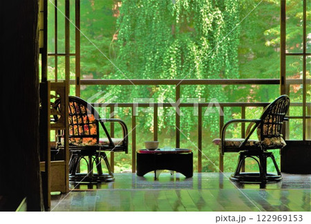 緑に包まれた喫茶の風景 122969153