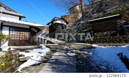 馬籠宿の雪景色 122969179