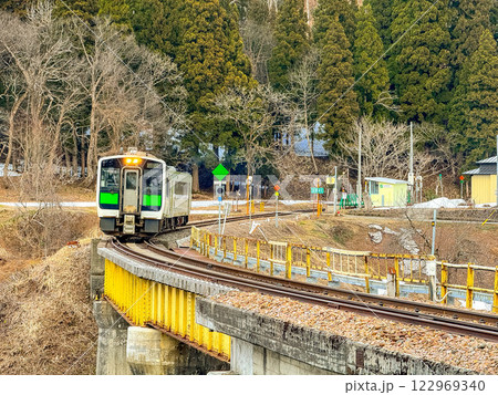 会津蒲生駅を後にするキハE120系～早春の風景～ 122969340