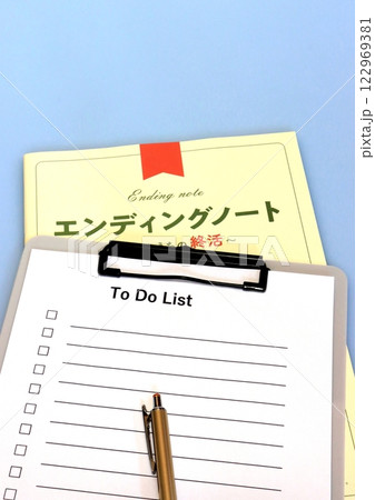 エンディングノートとTo Do List(終活イメージ・縦構図) エンディングノートとTo Do List(終活イメージ・縦構図) 122969381