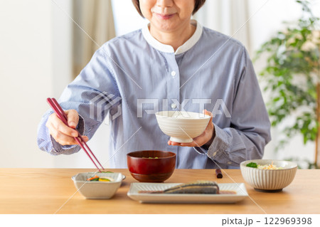 和食の朝食を食べるミドル女性 和食の朝食を食べるミドル女性 122969398