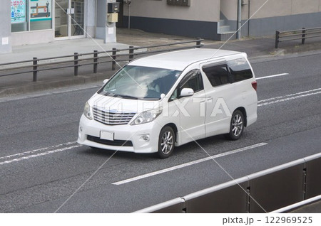 ワンボックスカー ミニバン 道路走行 ワンボックスカー ミニバン 道路走行 122969525